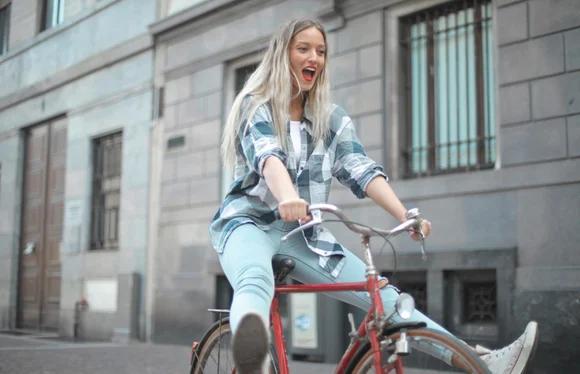 Une jeune femme sur un vélo