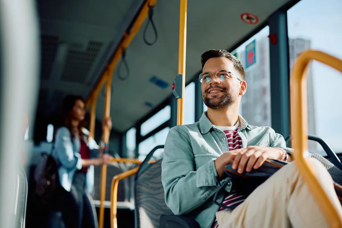 Homme assis dans un bus